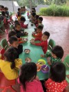 Hoạt động tổ chức cho trẻ ăn trưa ở trường mầm non