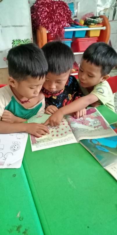 Hình ảnh các bé đọc sách