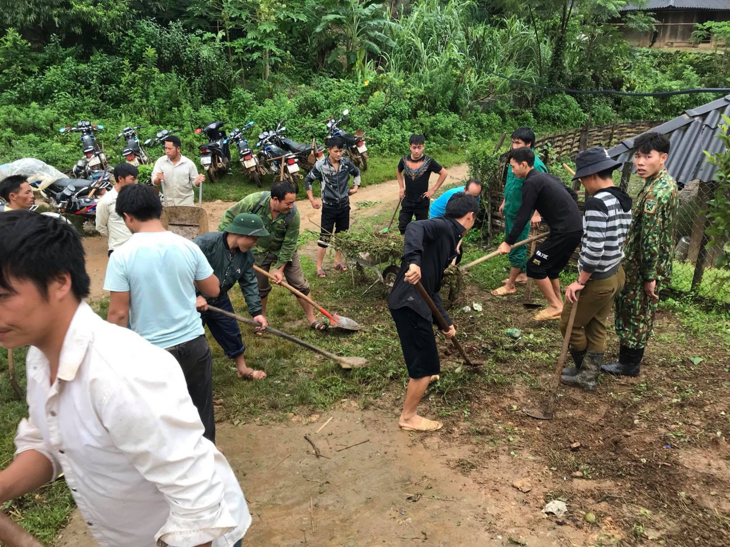 Công tác chuẩn bị năm học mới tại lớp mẫu giáo ghép Ca Tâu