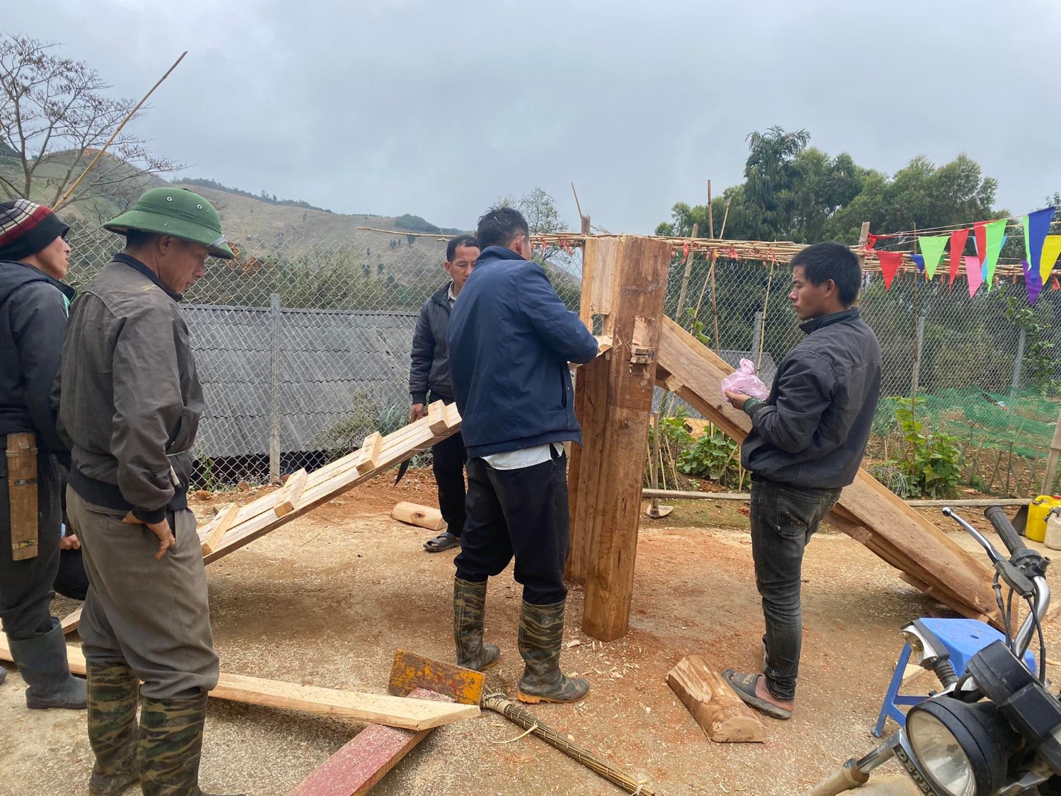 GIÁO VIÊN PHỐI HỢP VỚI PHỤ HUYNH LÀM ĐỒ DÙNG ĐỒ CHƠI TỰ TẠO